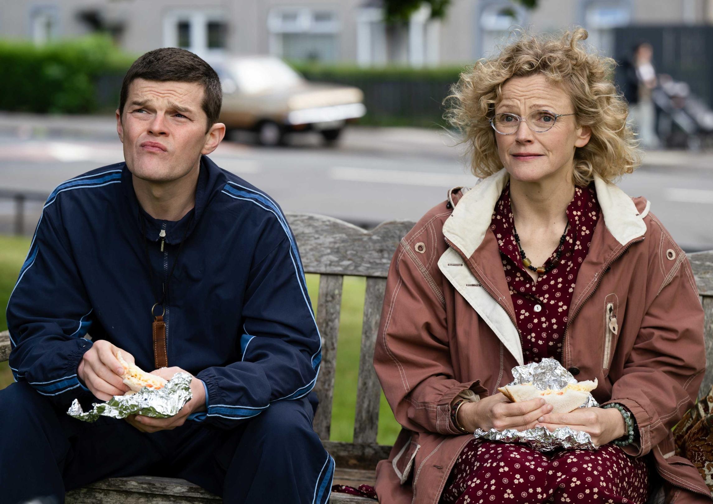 John (Robert Aramayo) und Dotty (Maxine Peake) beim Lunch