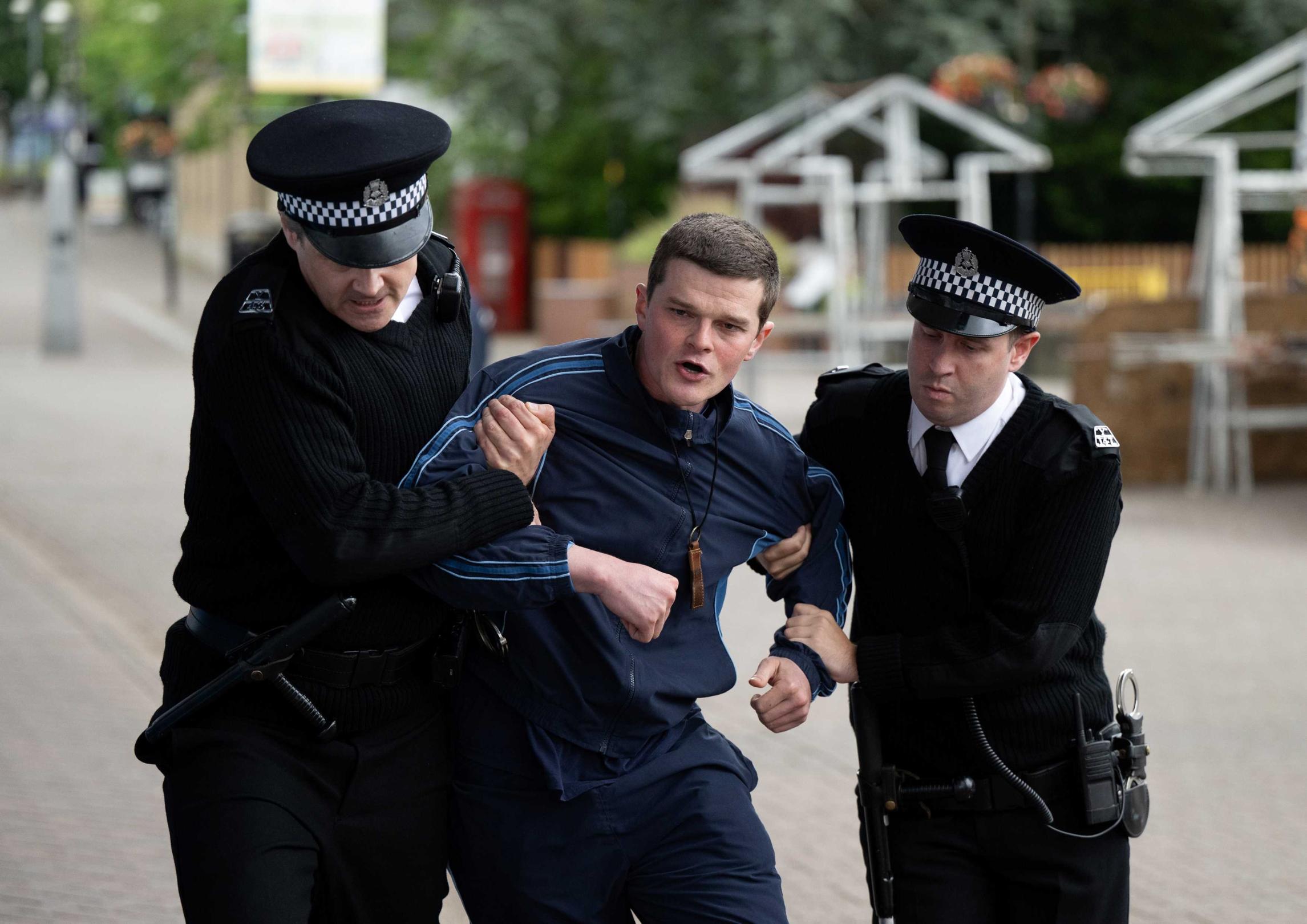 09_John Davidson (Robert Aramayo) hat Schwierigkeiten mit der Polize