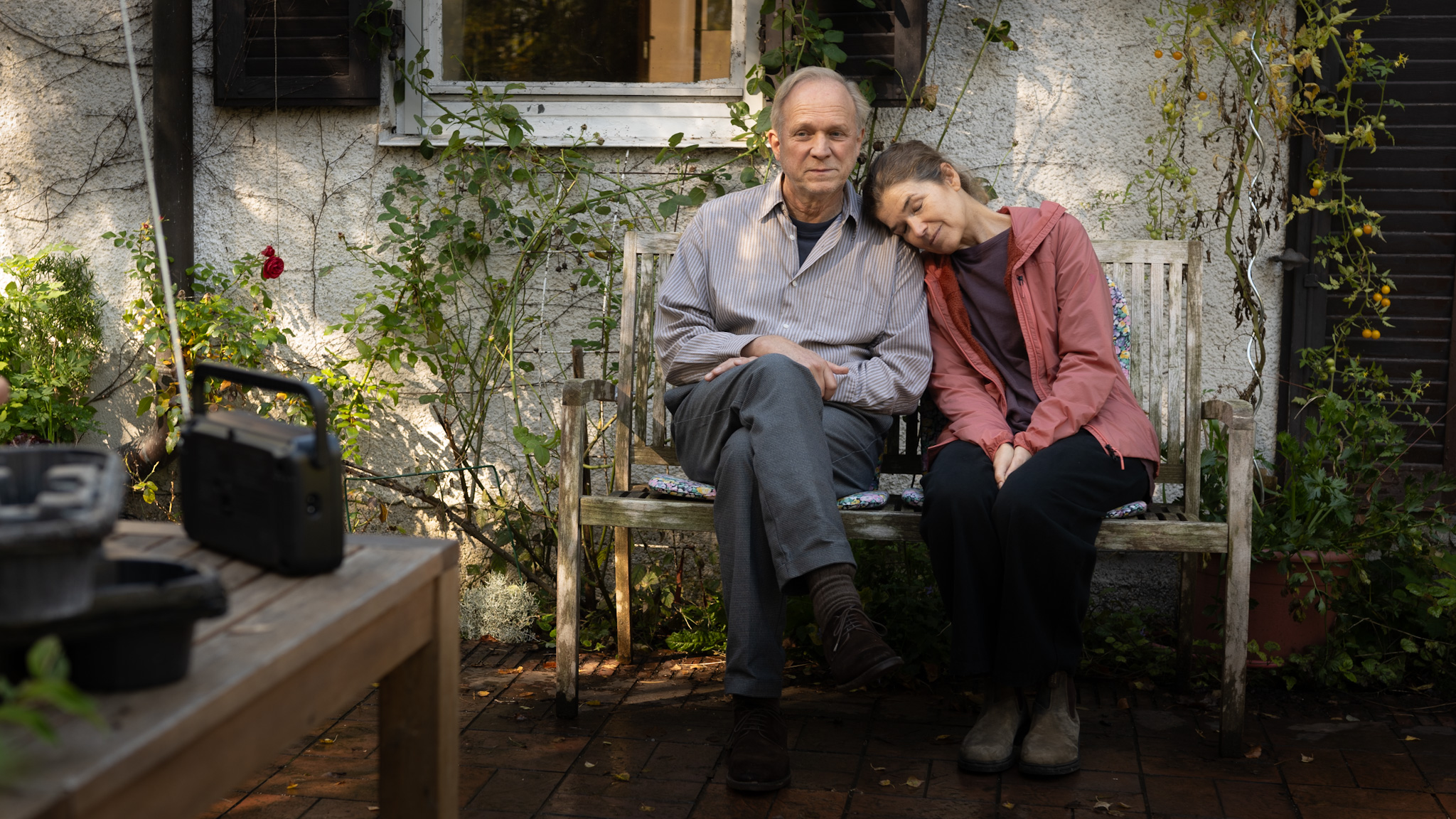 Rita (Anke Engelke) und Hans (Ulrich Tukur) haben sich wieder angenähert und genießen die Zeit zusammen.