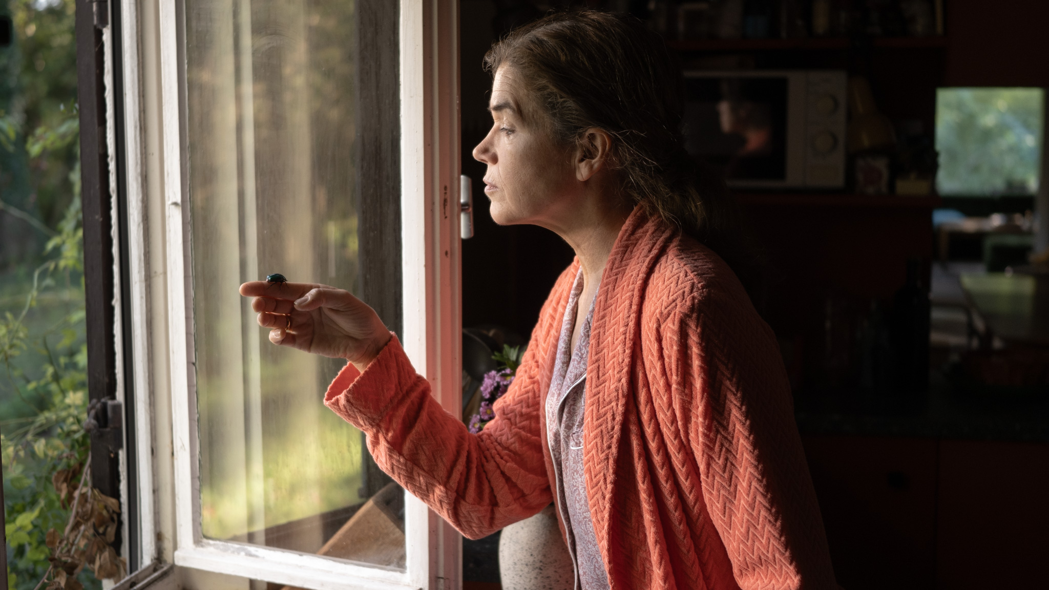 Rita (Anke Engelke) lässt einen Käfer frei.