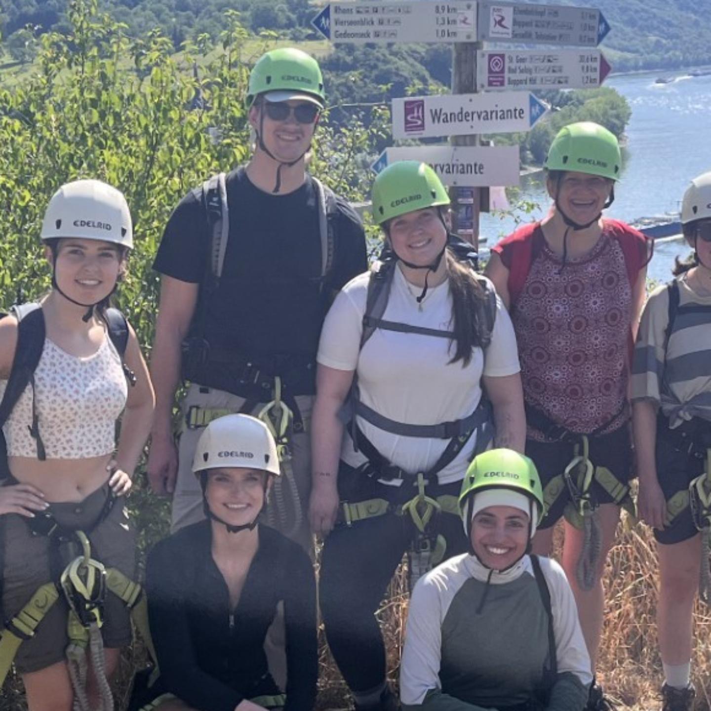 Gruppenbild KHG-ESG auf dem Klettersteig Boppard