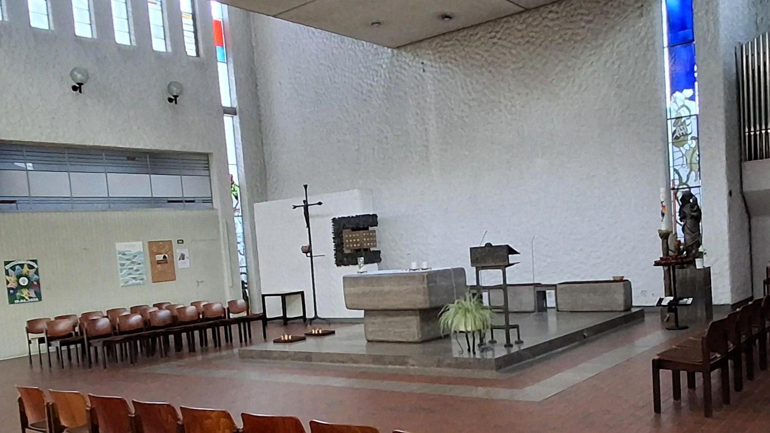 Altarraum der Kirche ST. Hedwig in Koblenz-Karthause