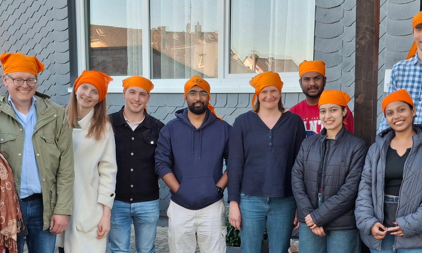 Gruppenbild beim Besuch des Sikh-Tempels in Koblenz Metternich mit dem ISAK