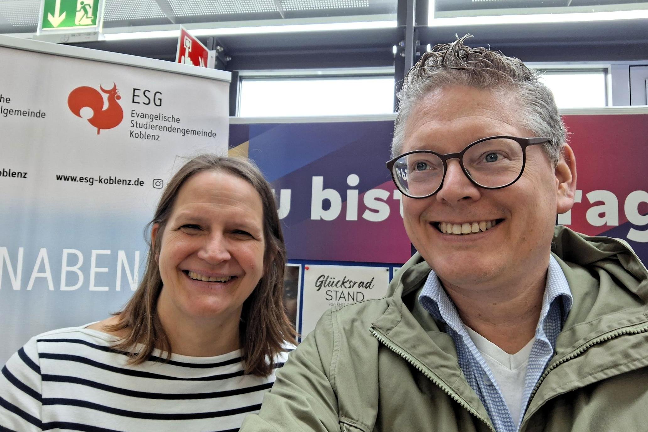 Anna und Oliver am MArkt der Möglichkeiten an der Hochschule
