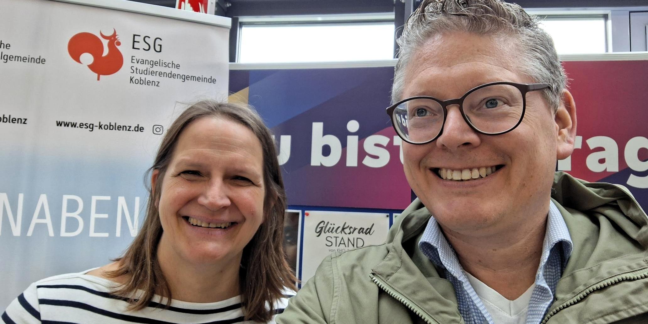 Anna und Oliver am MArkt der Möglichkeiten an der Hochschule