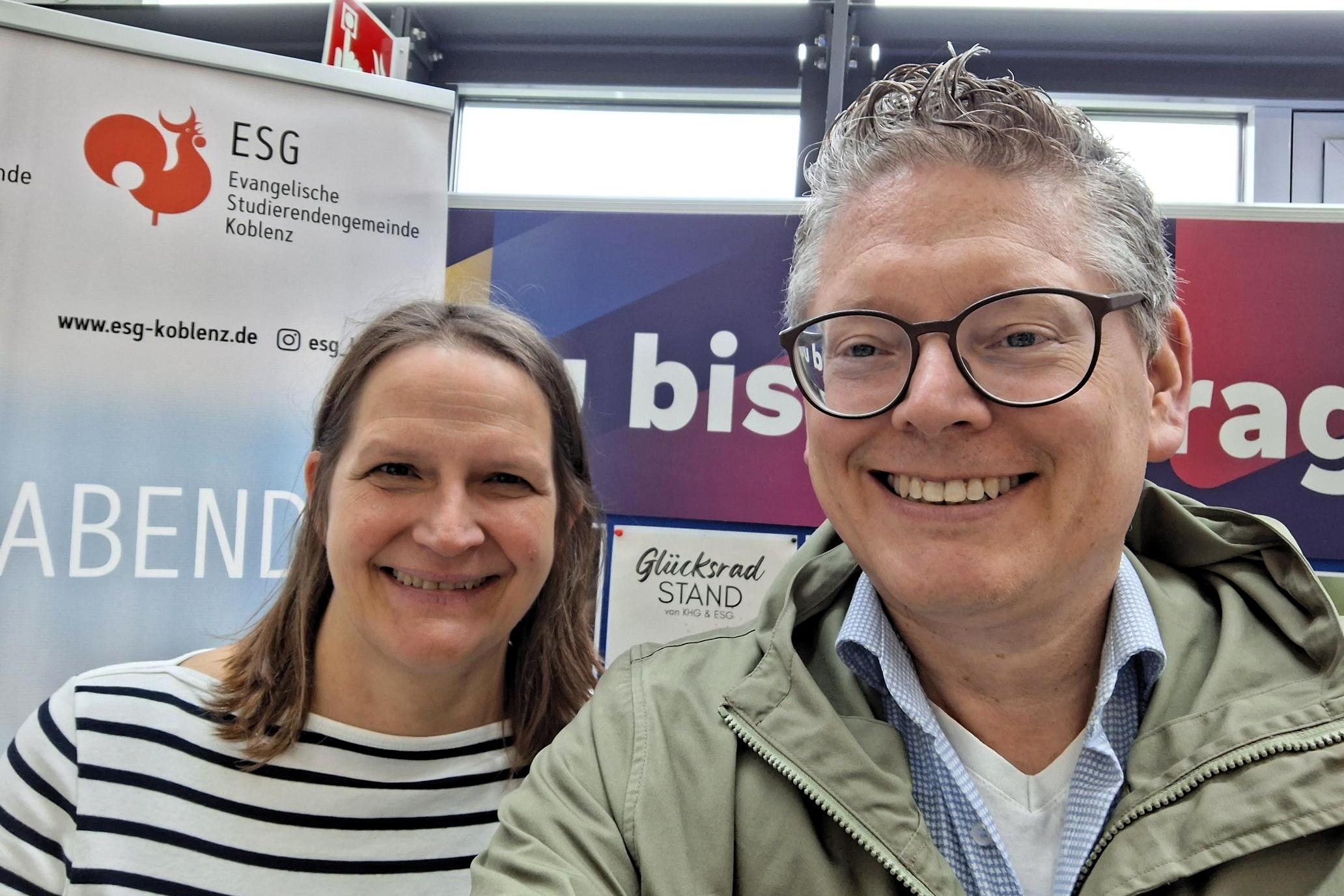 Hochschulpfarrerin Anna Quaas (ESG) und Hochschulseelsorger Oliver Wolff (KHG) am Stand