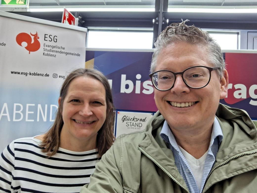 Hochschulpfarrerin Anna Quaas (ESG) und Hochschulseelsorger Oliver Wolff (KHG) am Stand