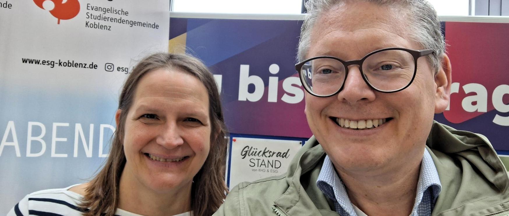 Hochschulpfarrerin Anna Quaas (ESG) und Hochschulseelsorger Oliver Wolff (KHG) am Stand