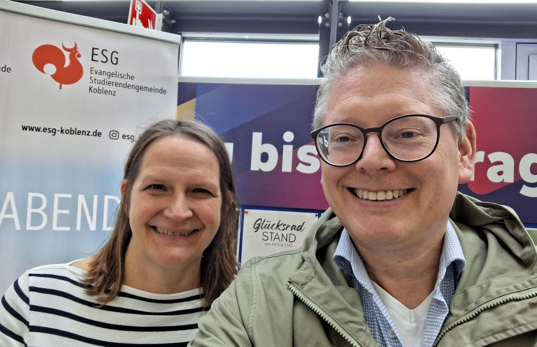 Hochschulpfarrerin Anna Quaas (ESG) und Hochschulseelsorger Oliver Wolff (KHG) am Stand