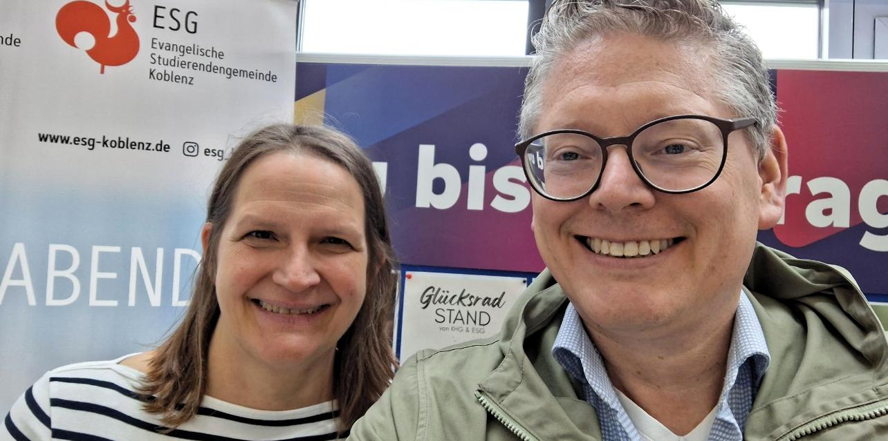 Hochschulpfarrerin Anna Quaas (ESG) und Hochschulseelsorger Oliver Wolff (KHG) am Stand