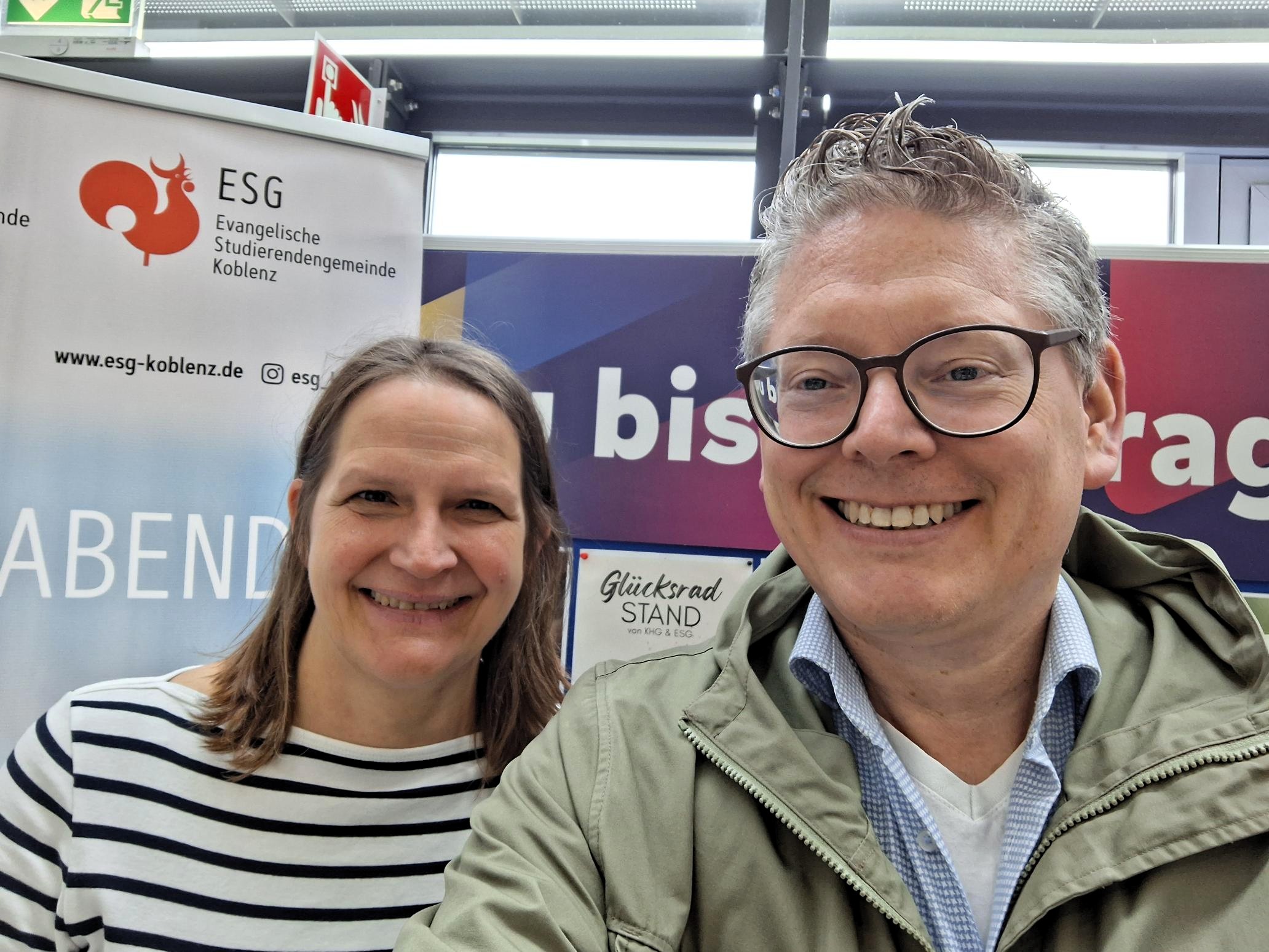 Hochschulpfarrerin Anna Quaas (ESG) und Hochschulseelsorger Oliver Wolff (KHG) am Stand