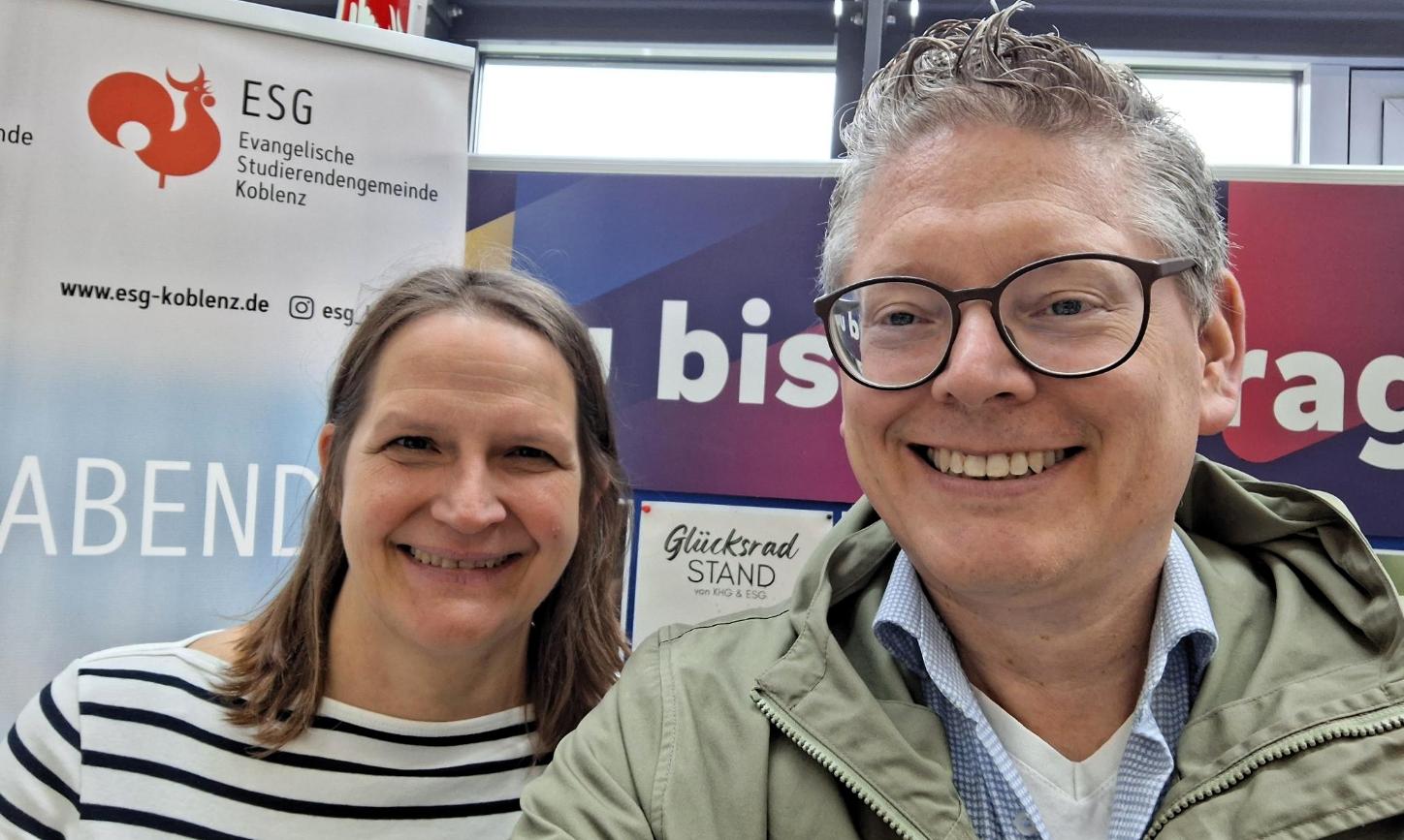 Hochschulpfarrerin Anna Quaas (ESG) und Hochschulseelsorger Oliver Wolff (KHG) am Stand