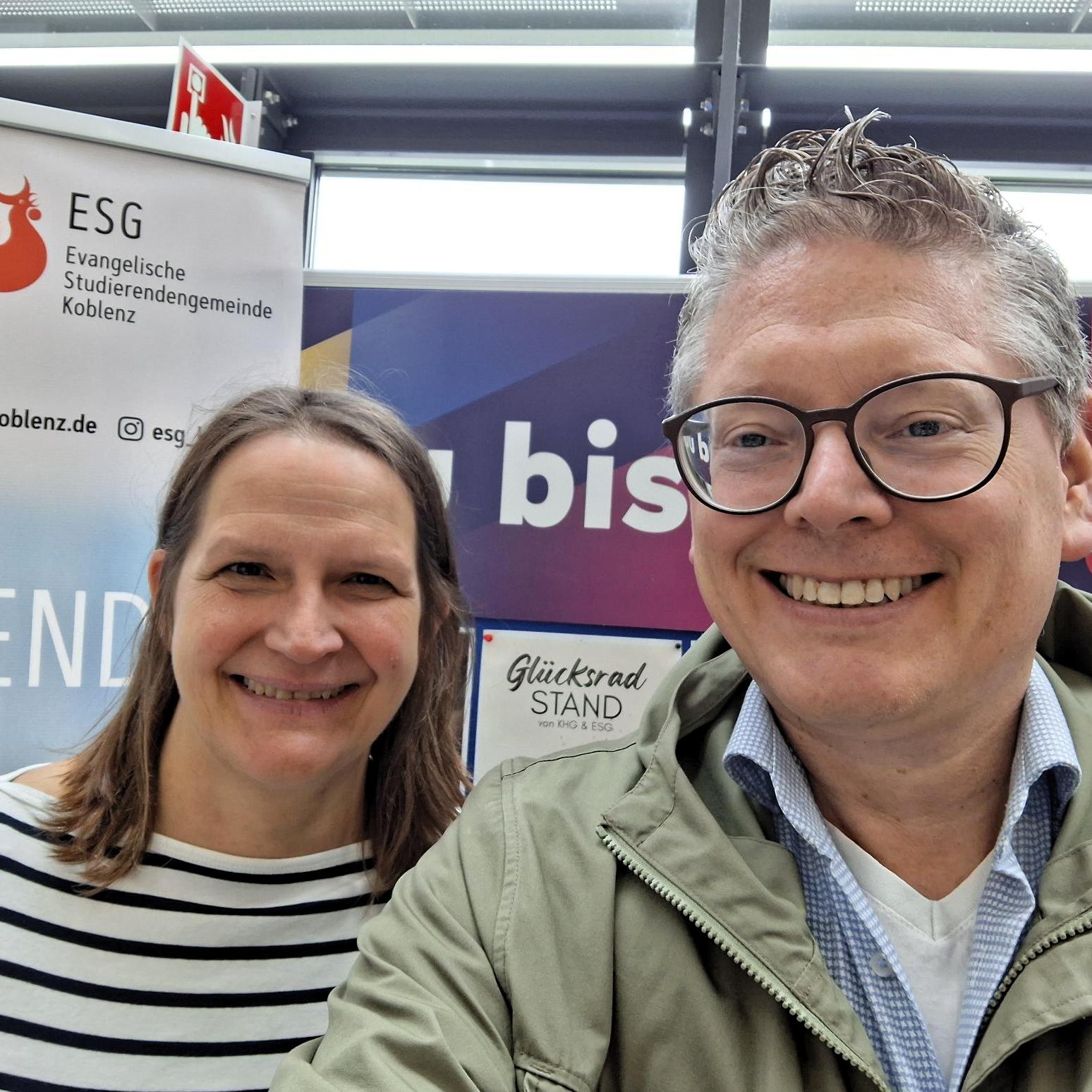 Hochschulpfarrerin Anna Quaas (ESG) und Hochschulseelsorger Oliver Wolff (KHG) am Stand