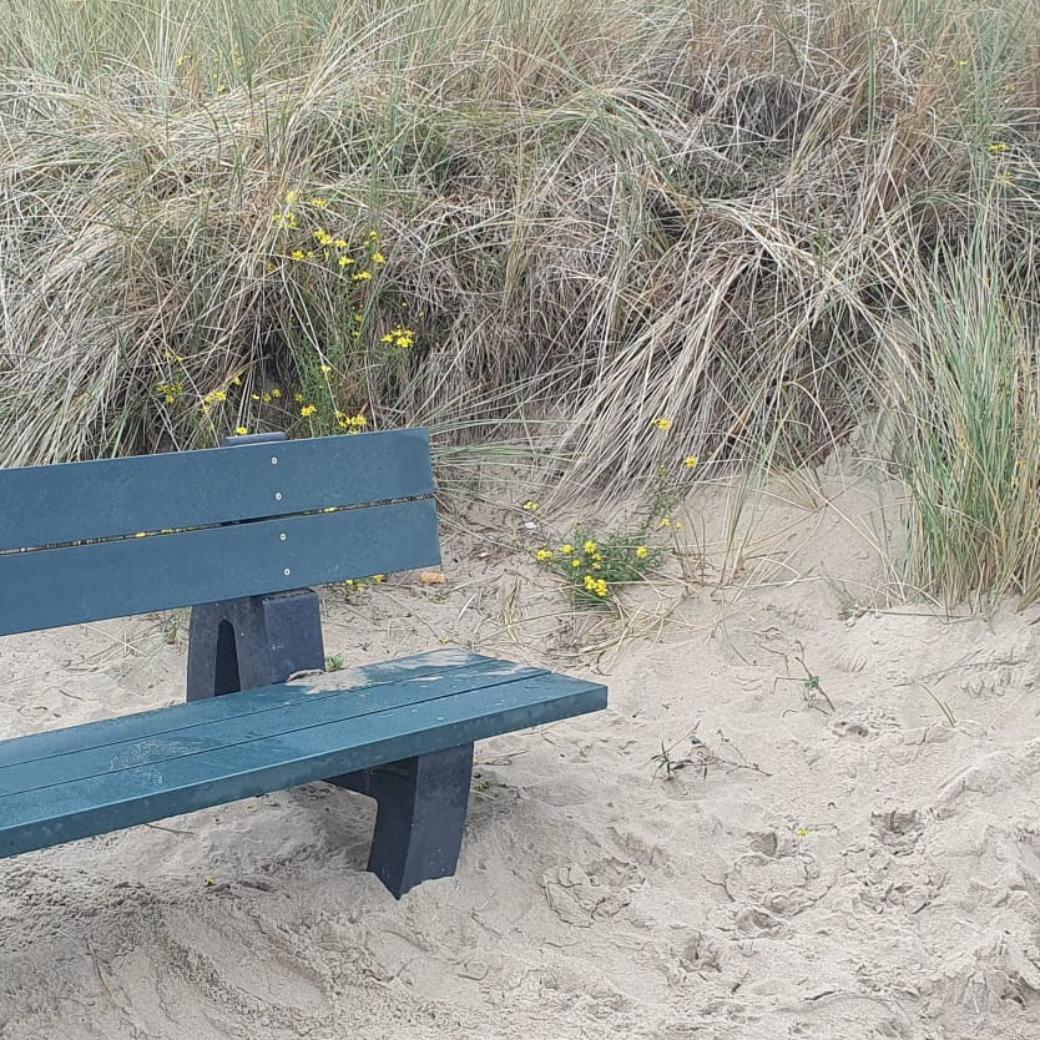Blaue Bank am Strand
