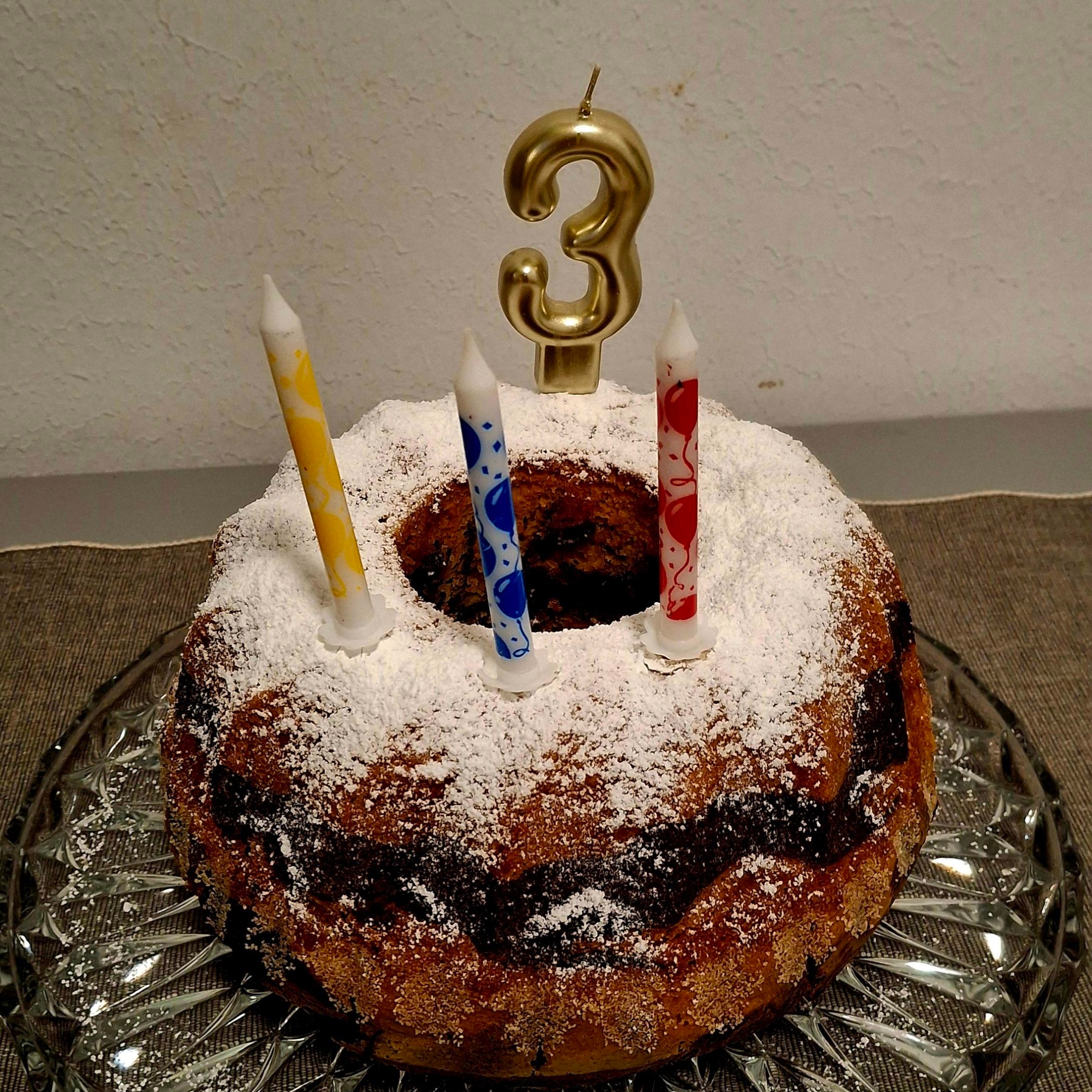 Geburtstagskuchen mit einer 3 (c) Oliver Wolff Geburtstagskuchen mit einer 3