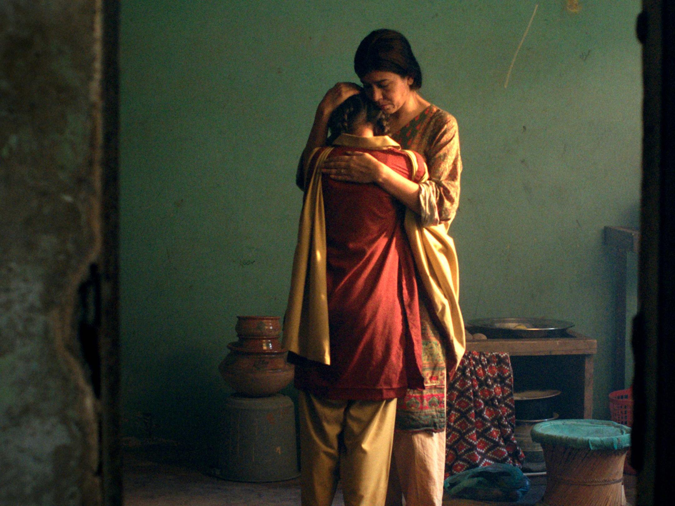 Rabia findet Trost bei der Mutter-Filmszene aus Ghost School