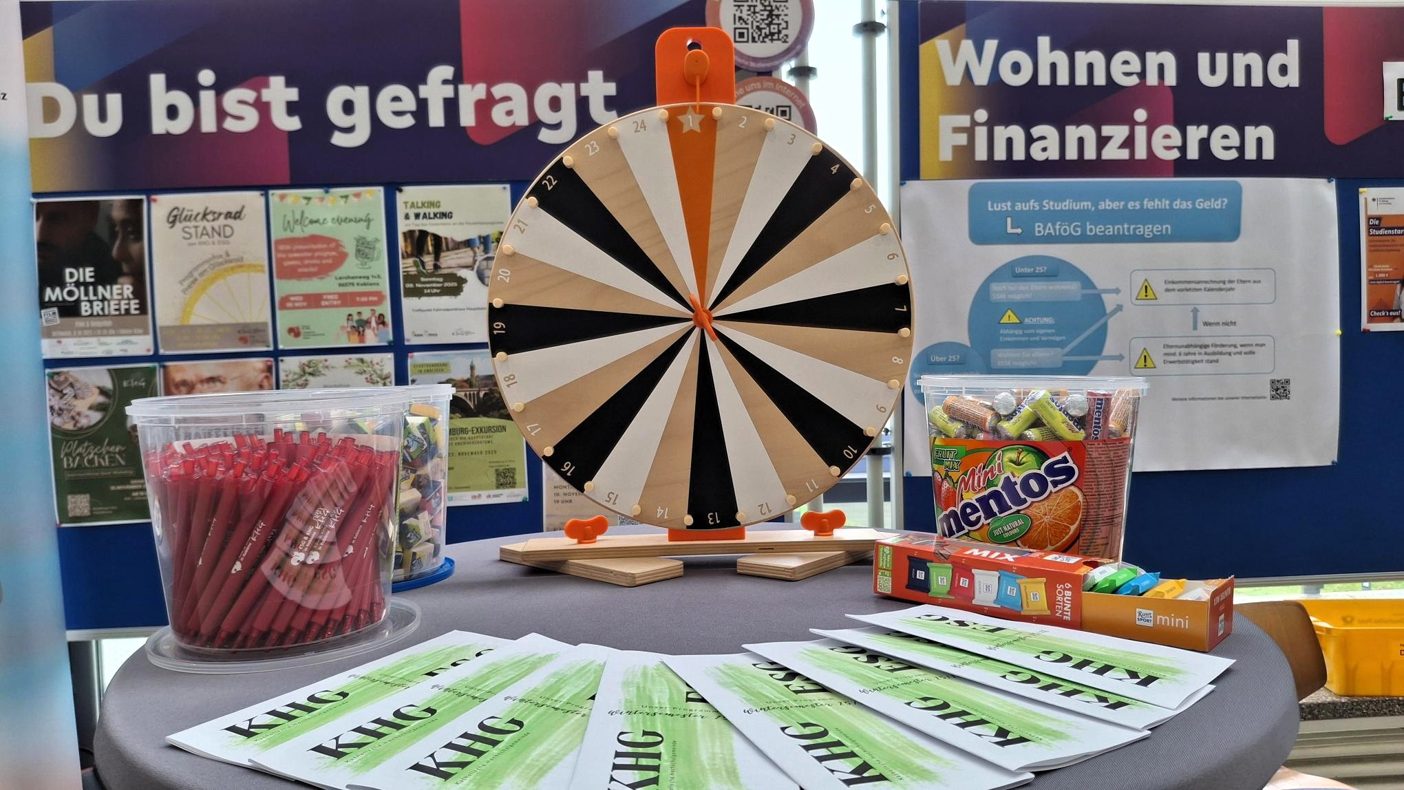 Stand von ESG und KHG mit Glücksrad und Programmen (c) Oliver Wolff Stand von ESG und KHG mit Glücksrad und Programmen