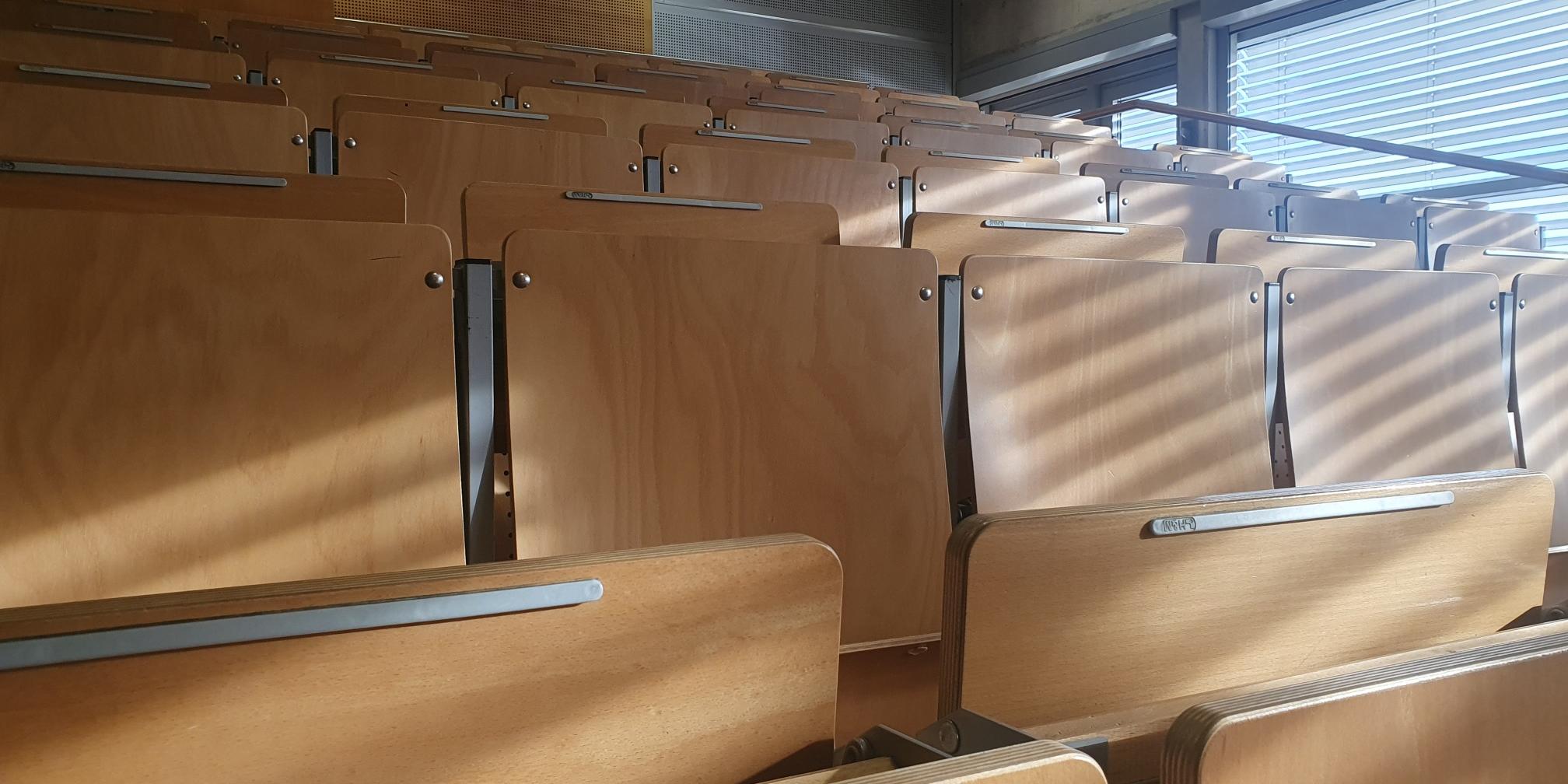 Stühle im Hoehrsaal