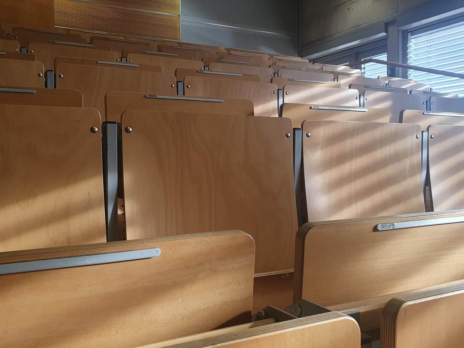 Stühle im Hoehrsaal