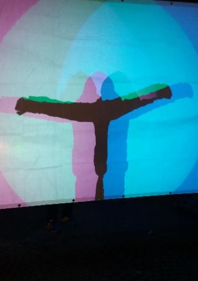 Kreuz Kreuz vor buntem Licht