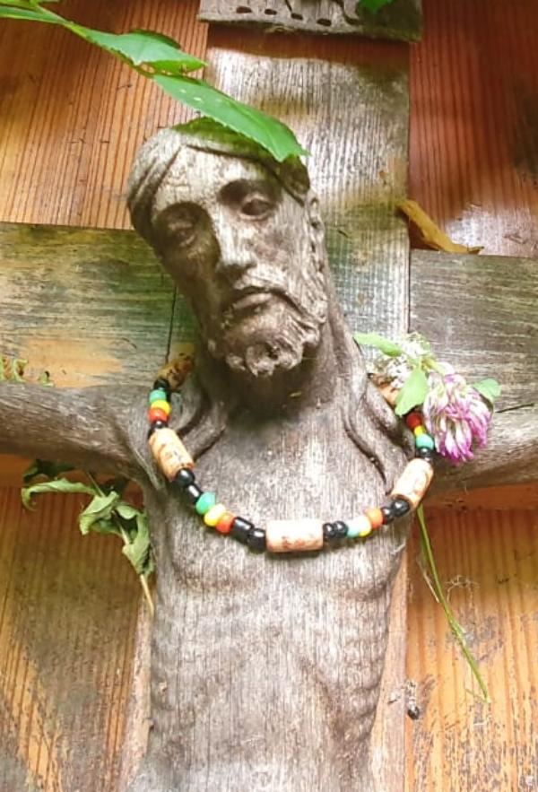 Jesus am Kreuz, mit Kinderketten geschmückt