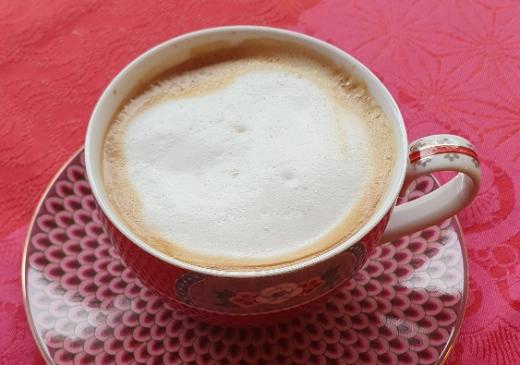 Kaffeetasse mit leckerem Milchschaum zum Beratungsgespräch
