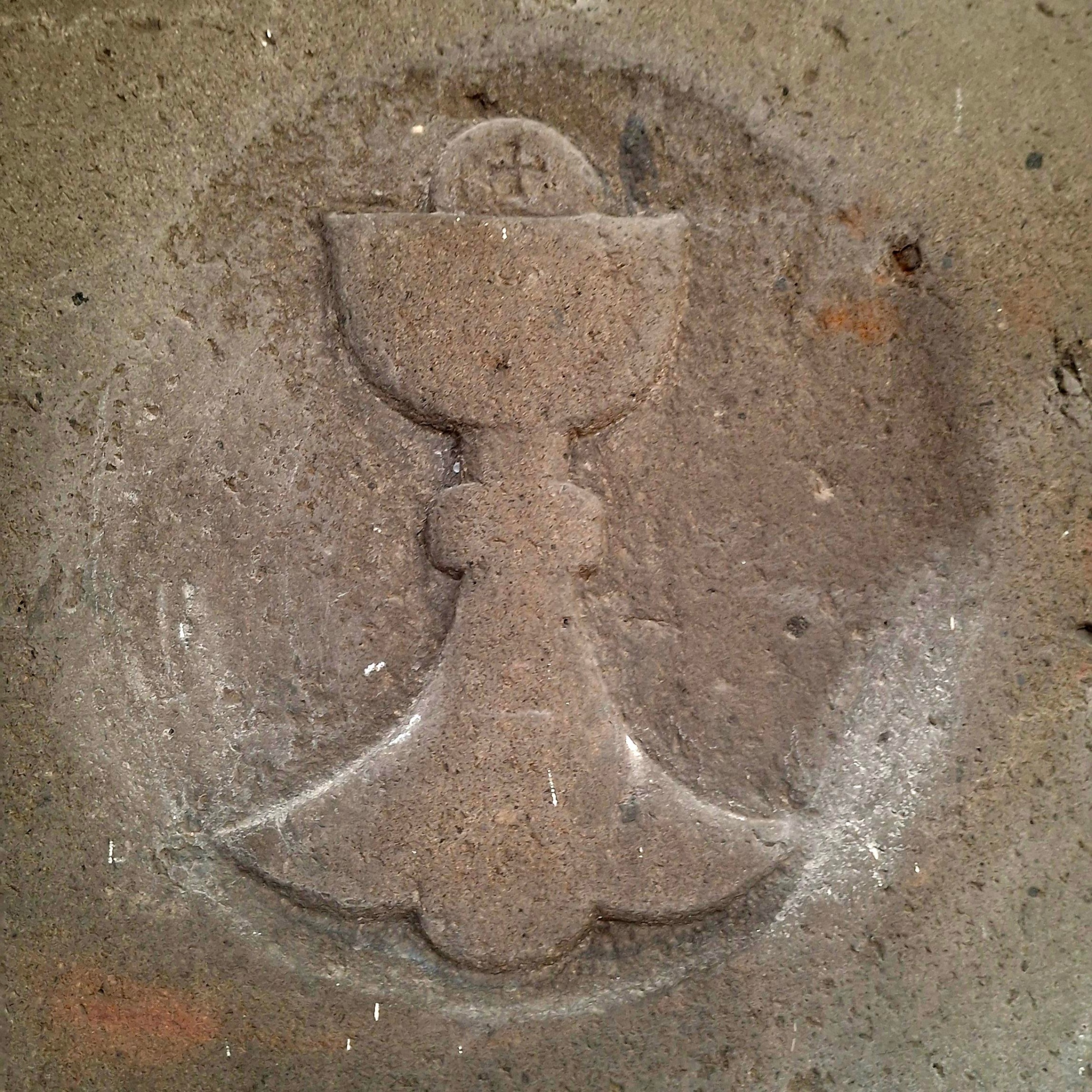 Relief mit Kelch und Hostie