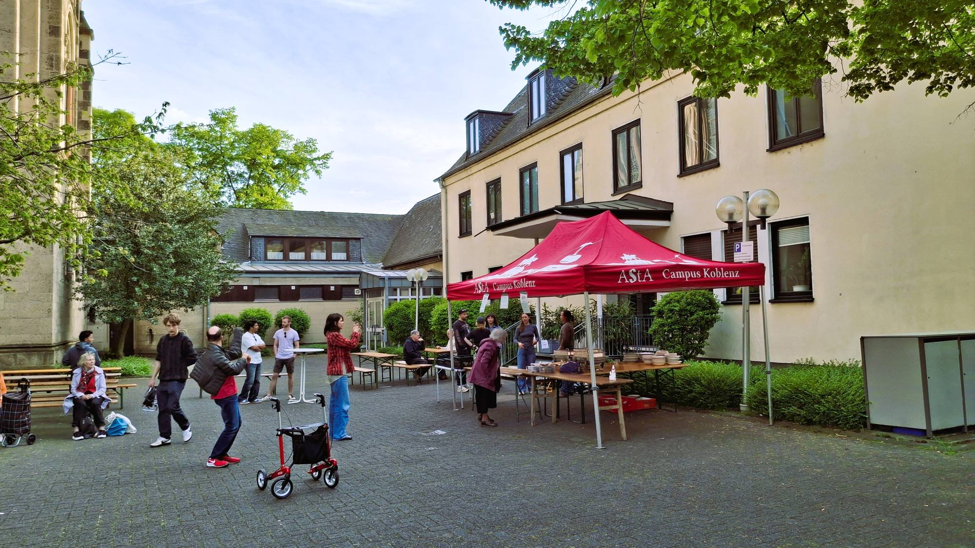 KÜFA-Stand vor der KHG
