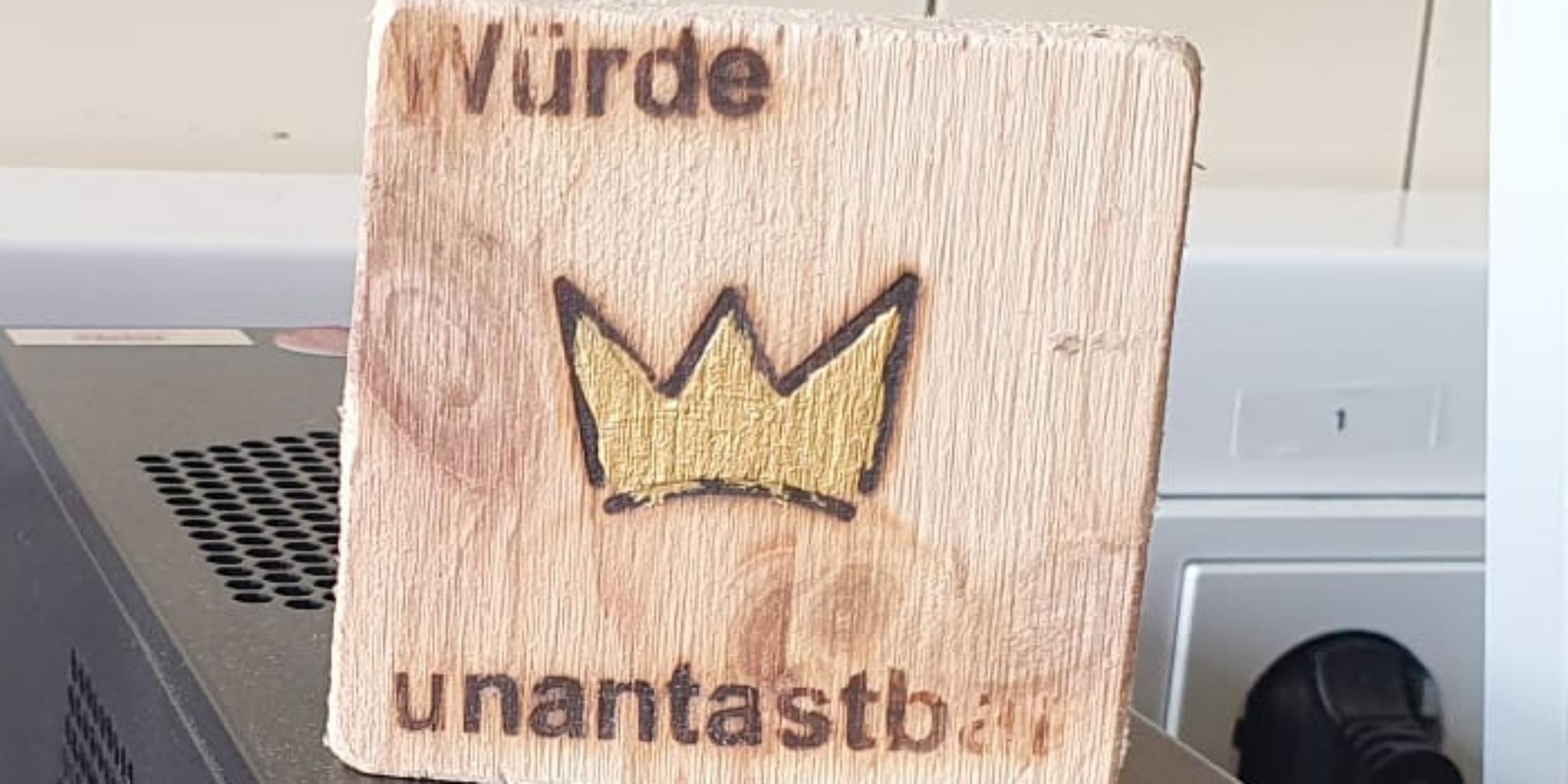 Holz mit der Gravur 'Menschenwürde unantastbar'