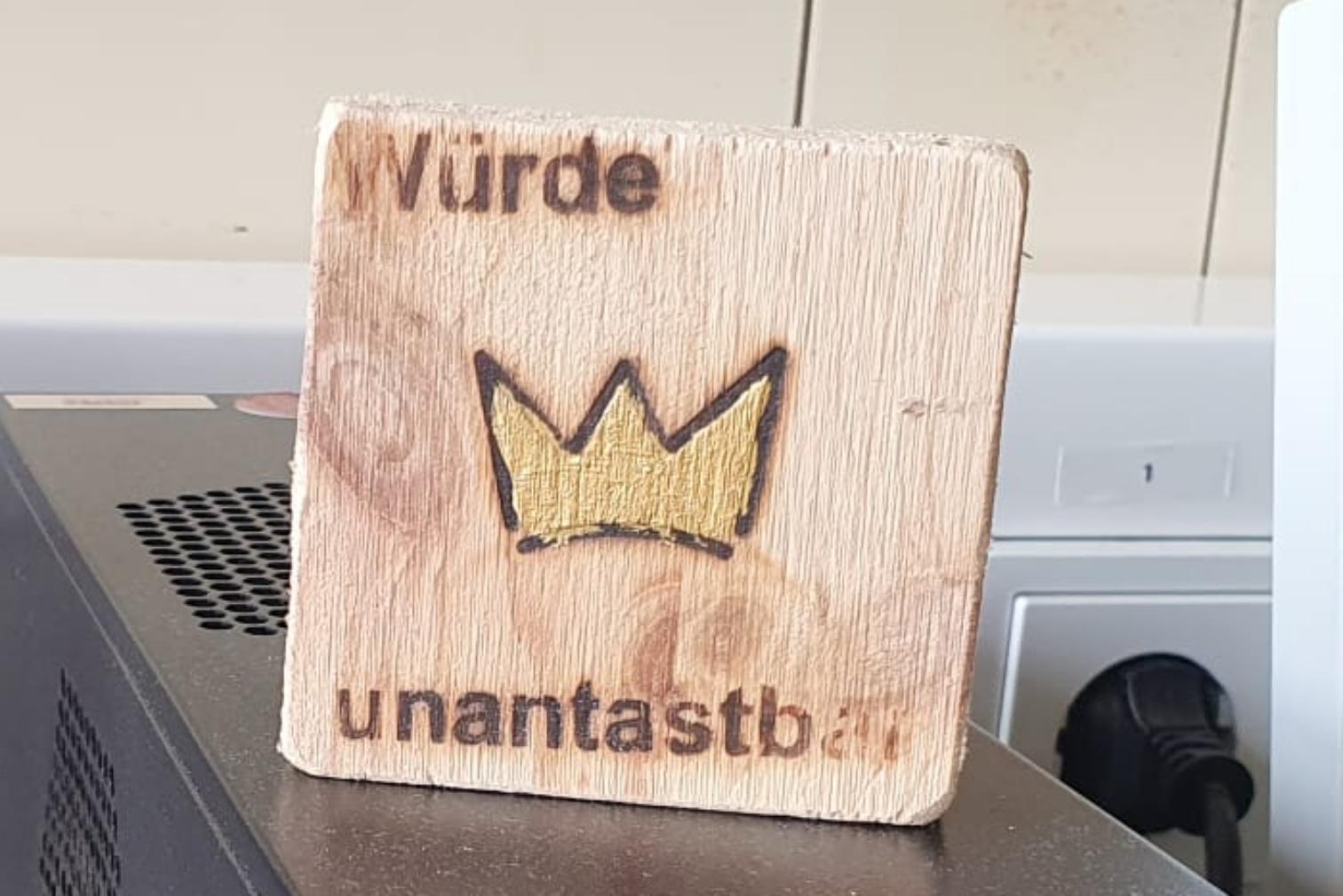 Holz mit der Gravur 'Menschenwürde unantastbar'