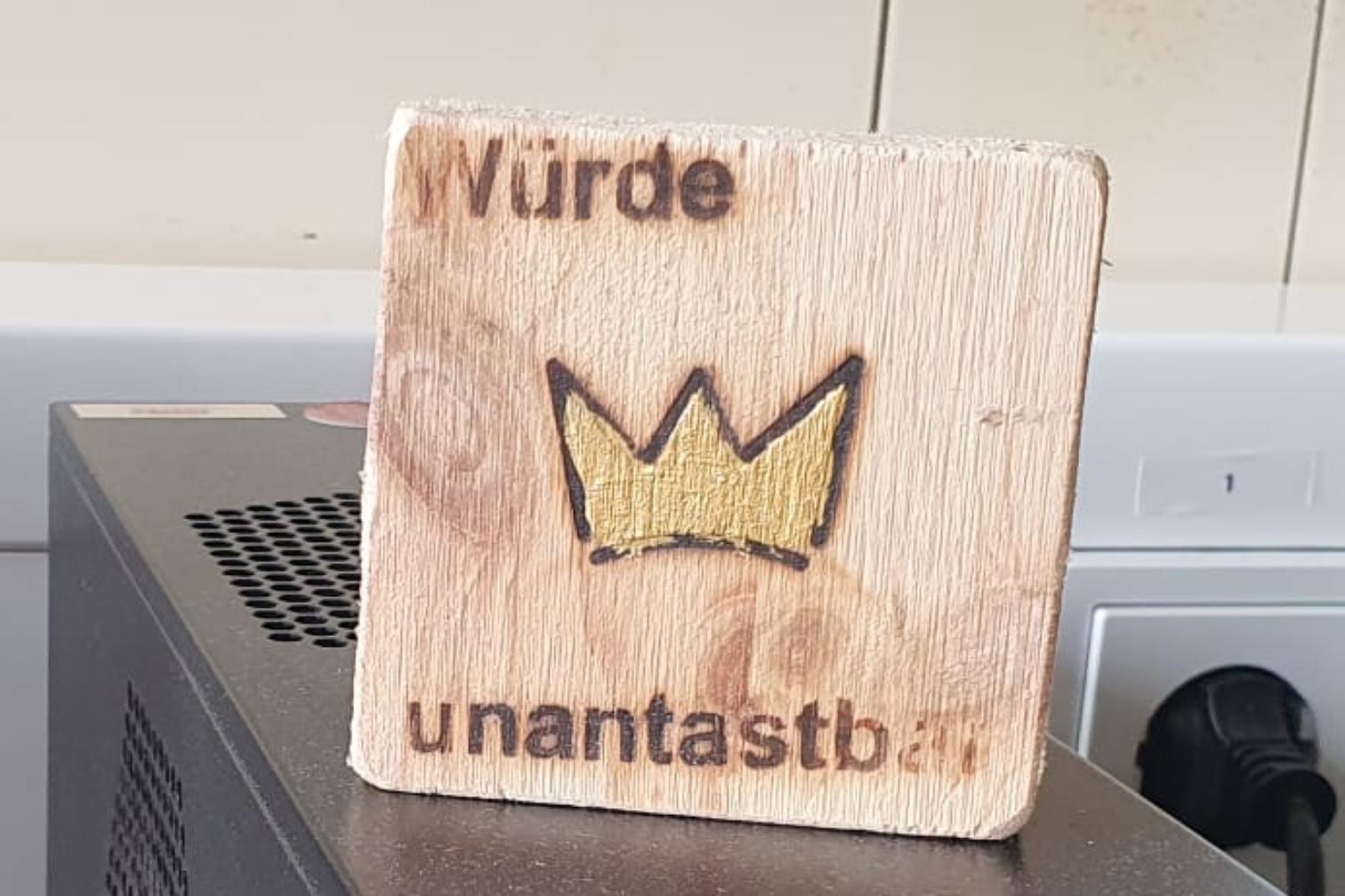 Holz mit der Gravur 'Menschenwürde unantastbar'