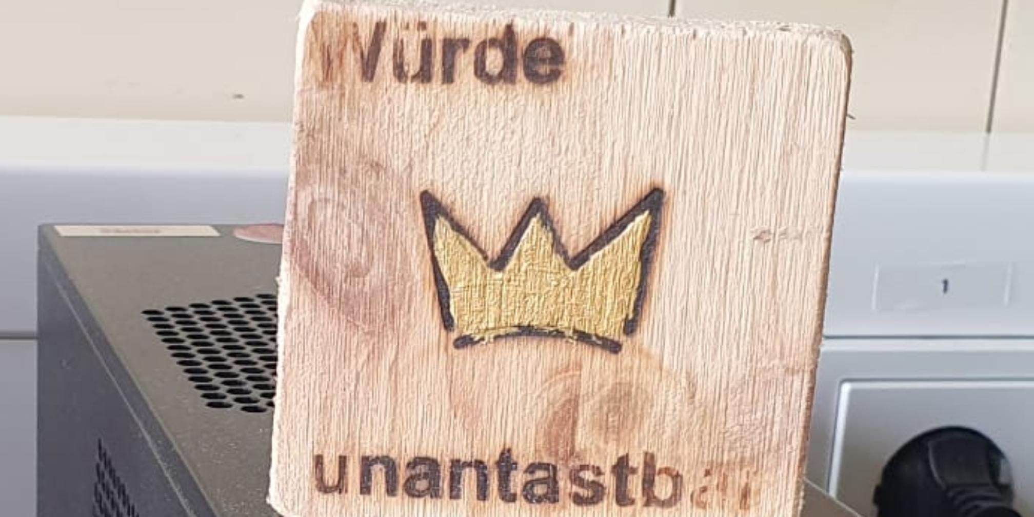 Jesus Holz mit der Gravur 'Menschenwürde unantastbar'