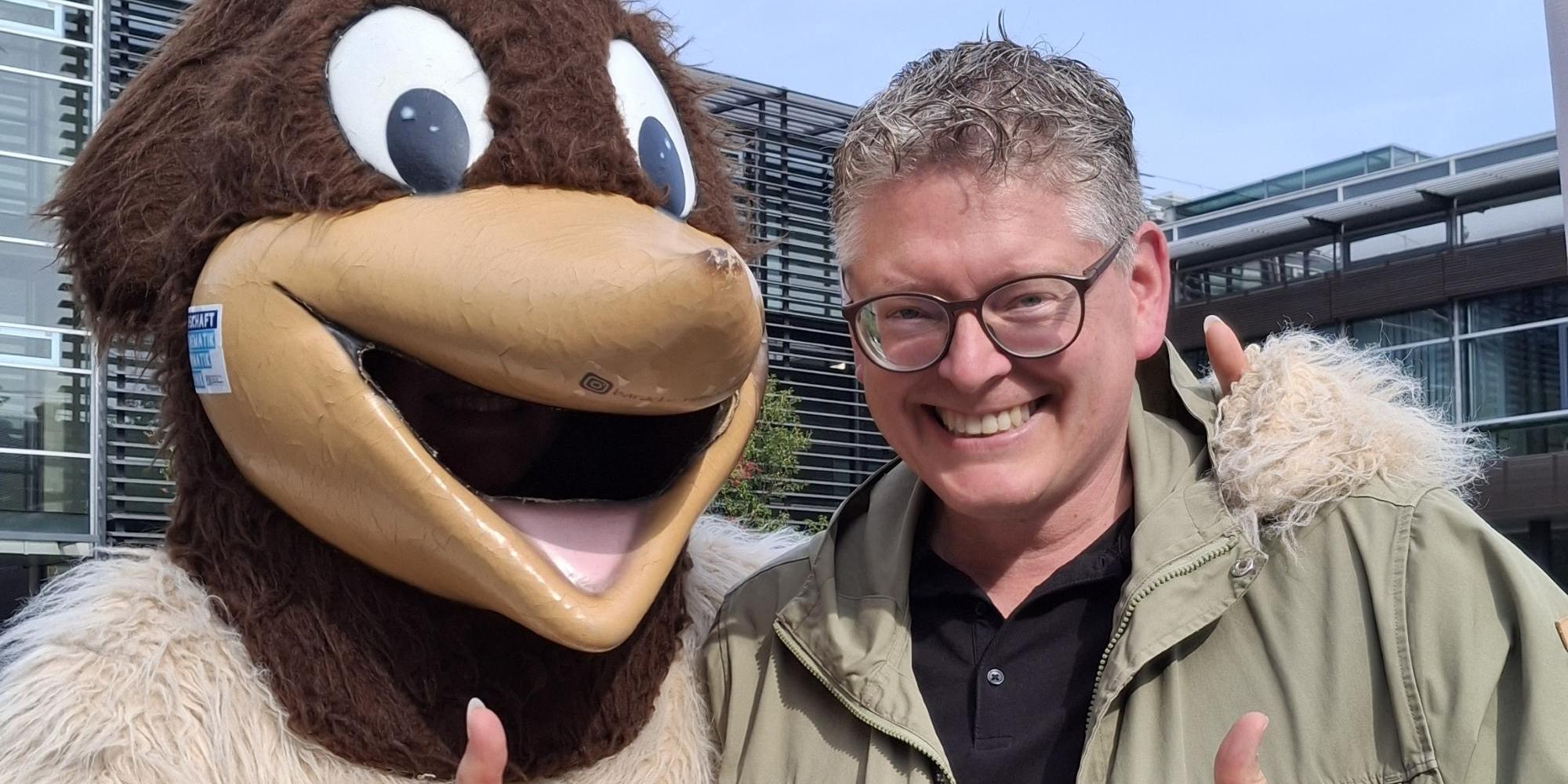 Oliver mit Rainer Campus dem Maskottchen des RAC