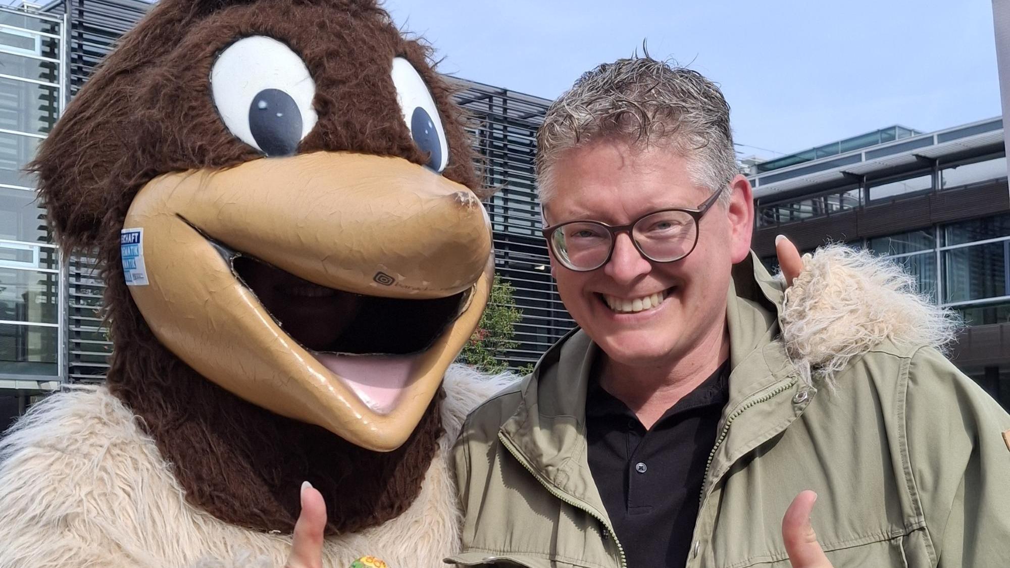 Oliver mit Rainer Campus dem Maskottchen des RAC