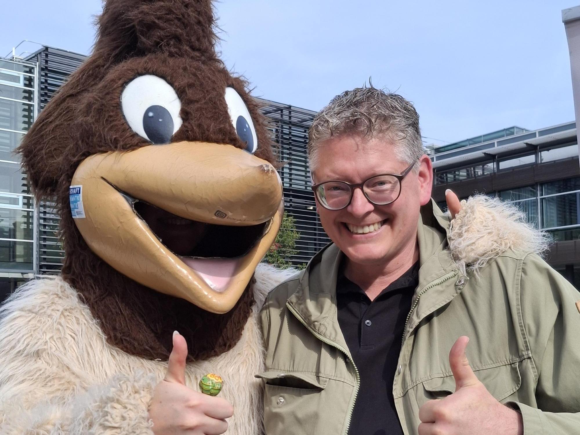 Oliver mit Rainer Campus dem Maskottchen des RAC