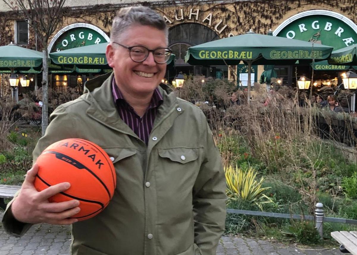 Hochschulseelsorger Oliver Wolff mit Basketball in Berlin