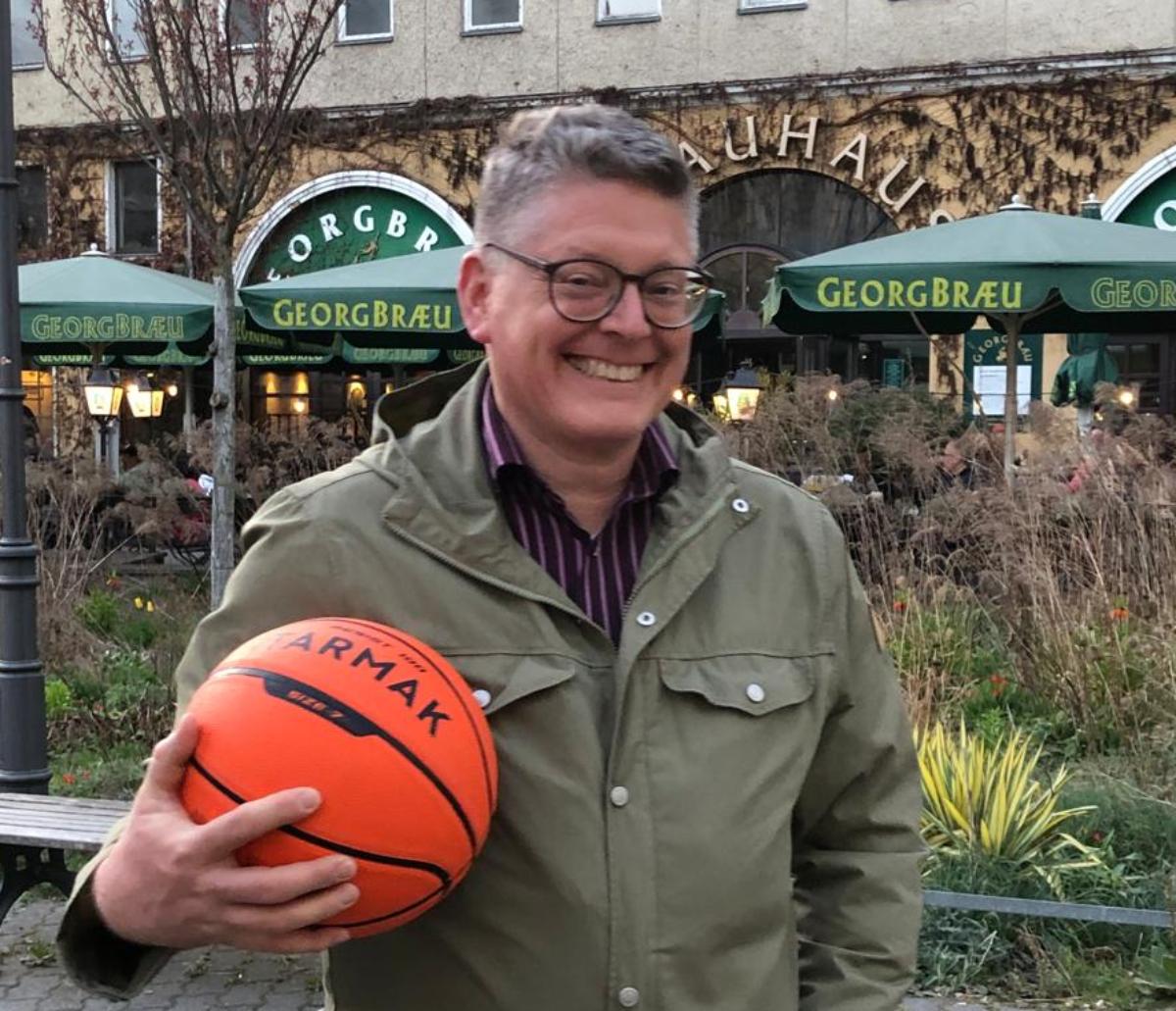 Hochschulseelsorger Oliver Wolff mit Basketball in Berlin