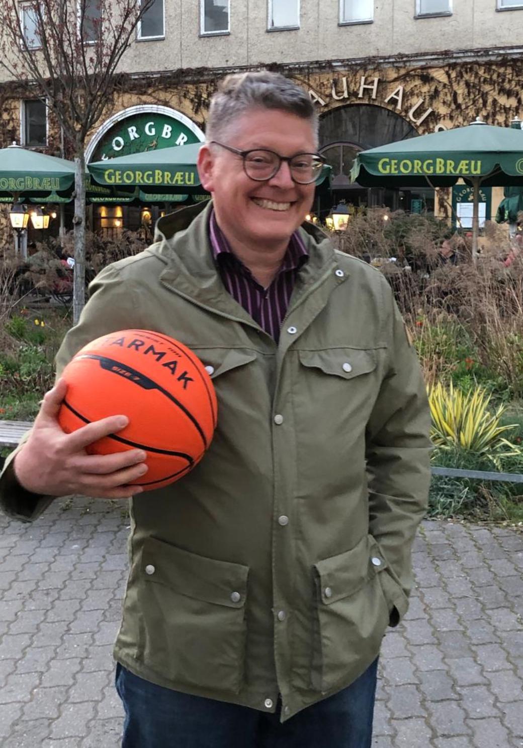 Hochschulseelsorger Oliver Wolff mit Basketball in Berlin