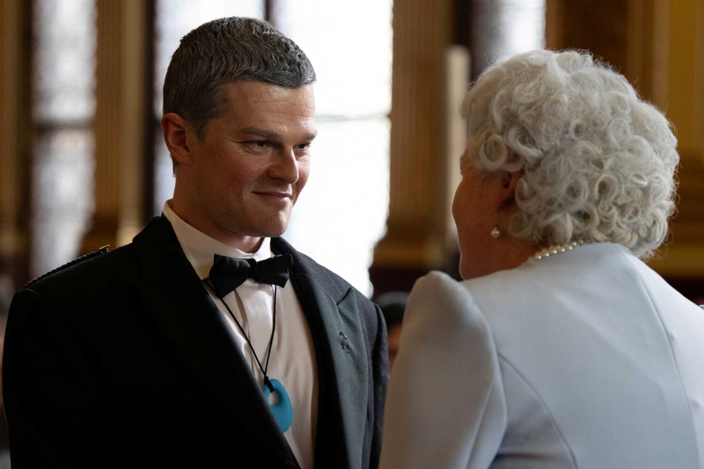 John (Robert Aramayo) bei der Ordensverleihung durch die Queen