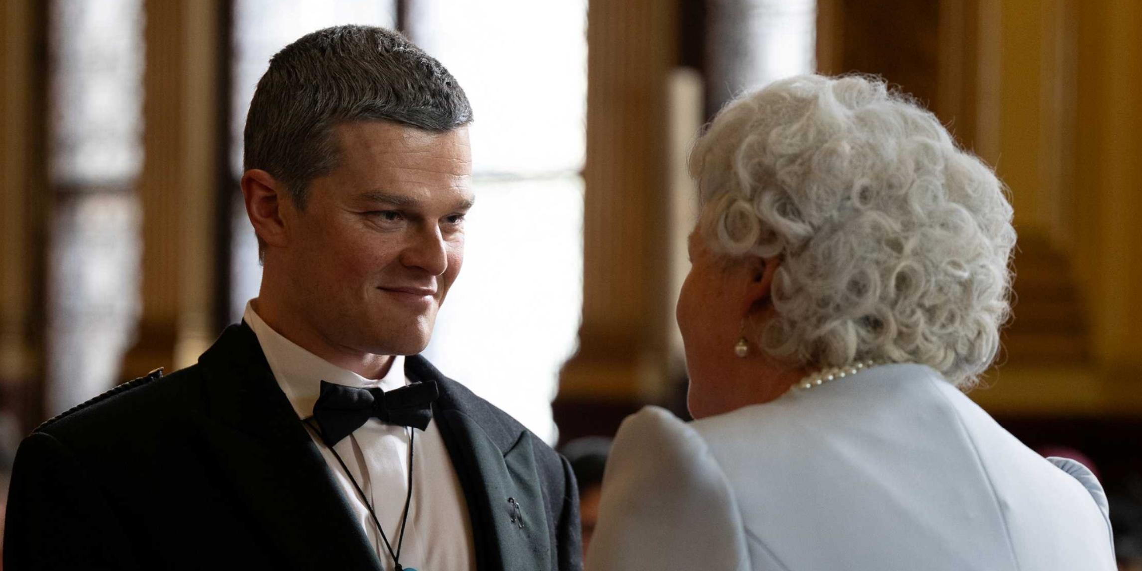 John (Robert Aramayo) bei der Ordensverleihung durch die Queen