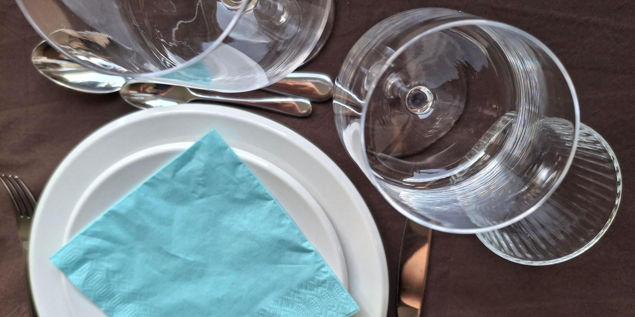 gedeckter Tisch mit Weingläsern