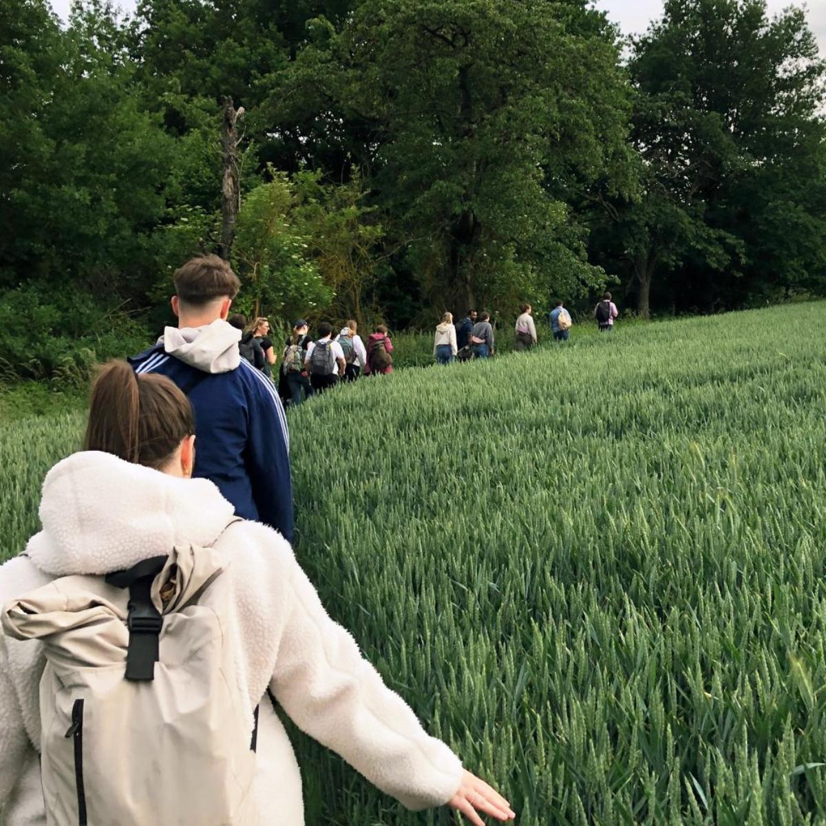 (c) Anna Quaas Studierende unterwegs durch die Felder und Wälder von Koblenz