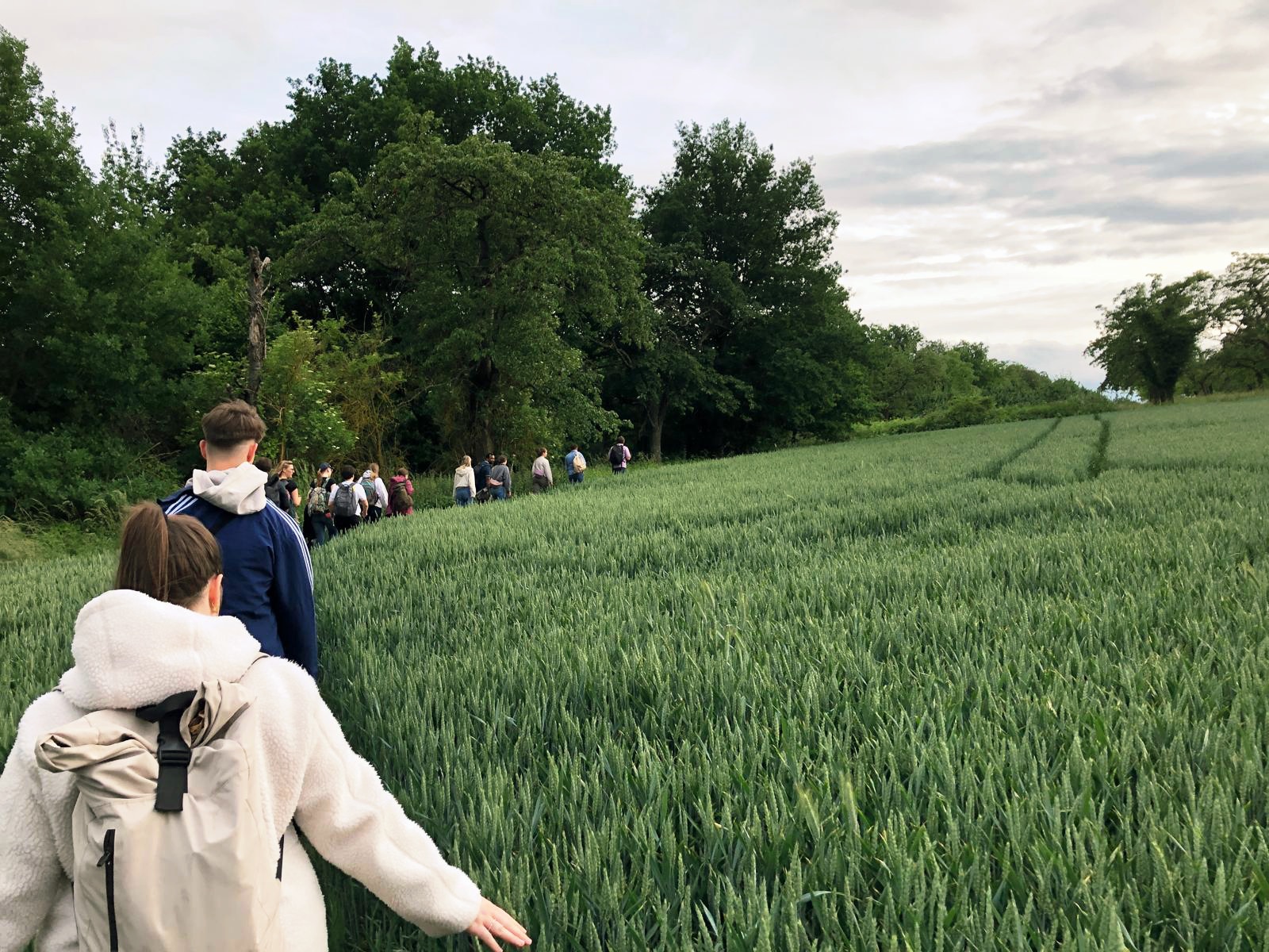 Studierende unterwegs durch die Felder und Wälder von Koblenz