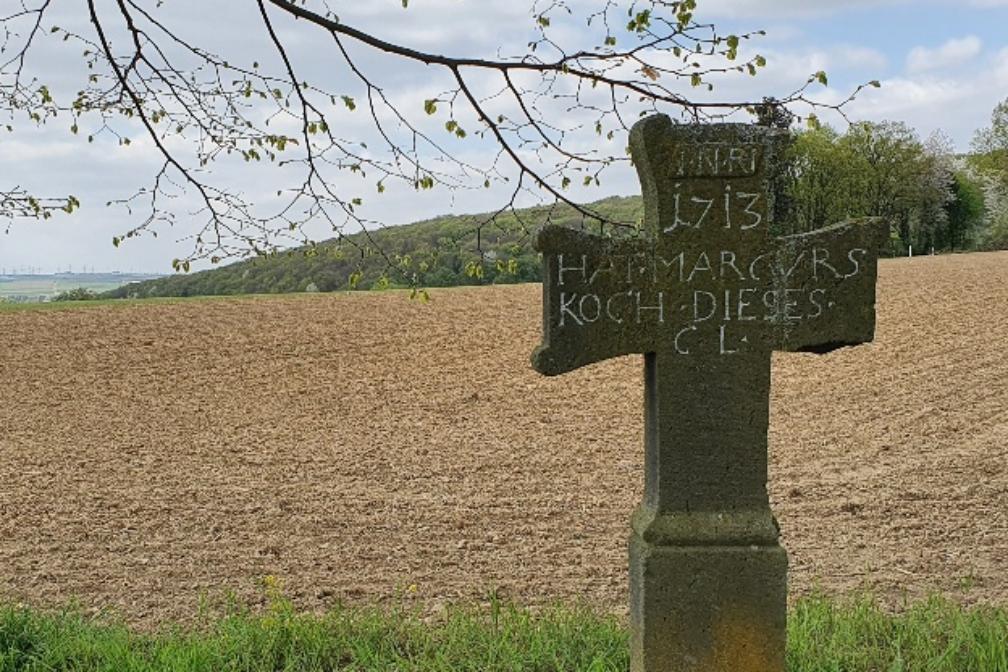Wegkreuz aus Basalt am Feldrand
